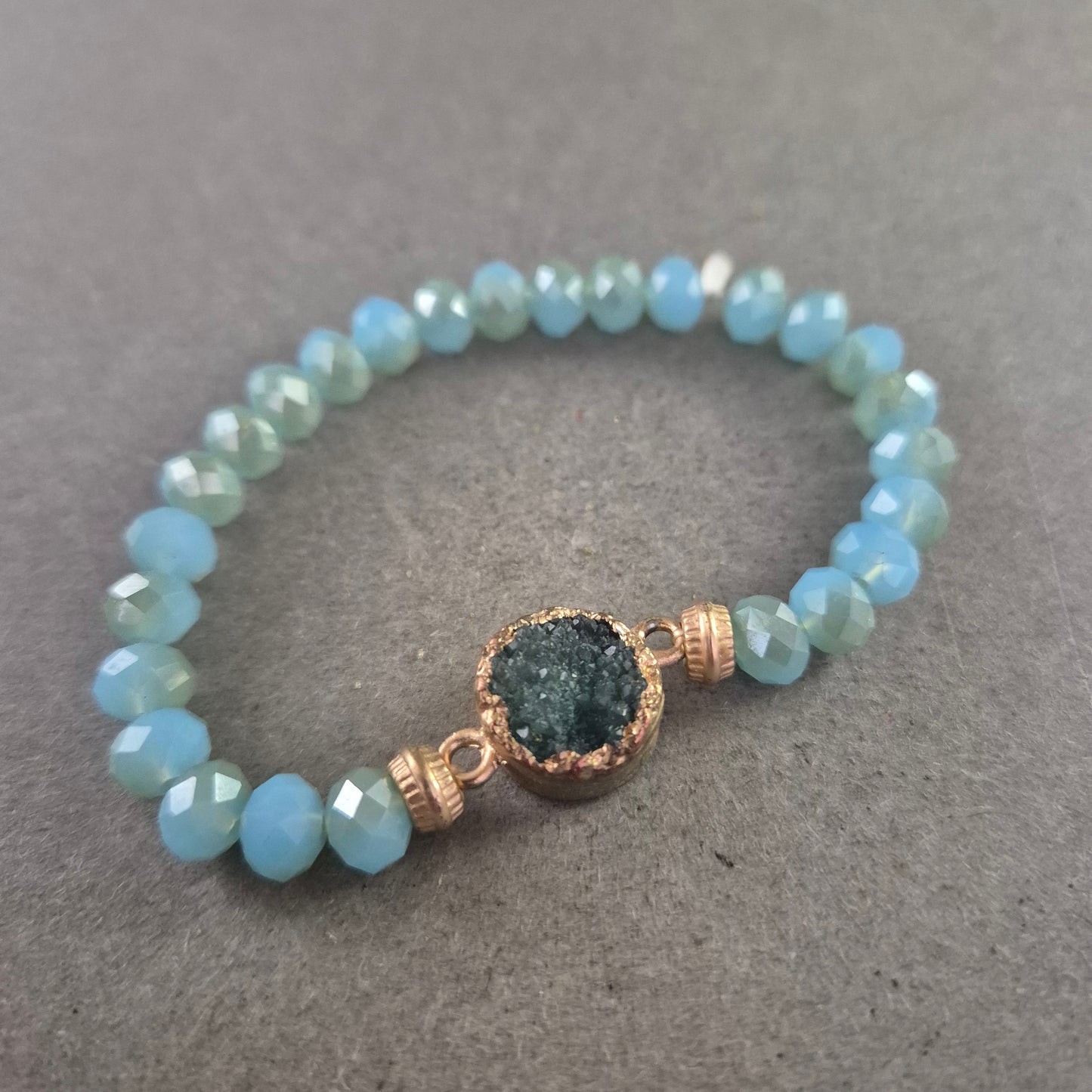 Elastisches Perlenarmband in Türkisblau – Mit rohem Kristallstein