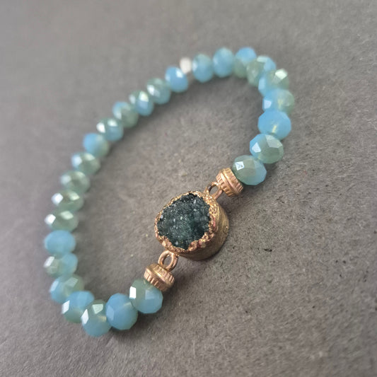 Elastisches Perlenarmband in Türkisblau – Mit rohem Kristallstein