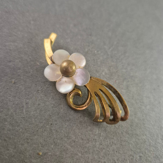 Zarte Vintage-Brosche mit Perlmuttblüte – Goldfarbener Blütenschwung