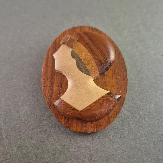 Handgefertigte Holz-Brosche – Silhouette im Retro-Stil