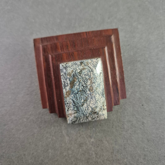 Handgefertigte Holz-Brosche mit Naturstein – Geometrisches Design