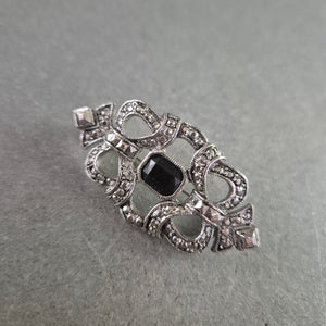Silberfarbene Vintage-Brosche mit schwarzem Stein – Filigranes Design