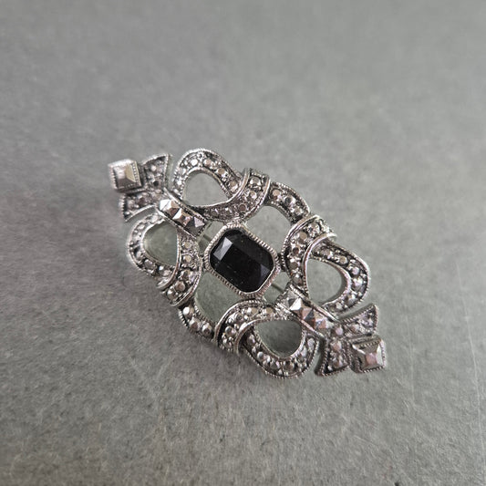 Silberfarbene Vintage-Brosche mit schwarzem Stein – Filigranes Design