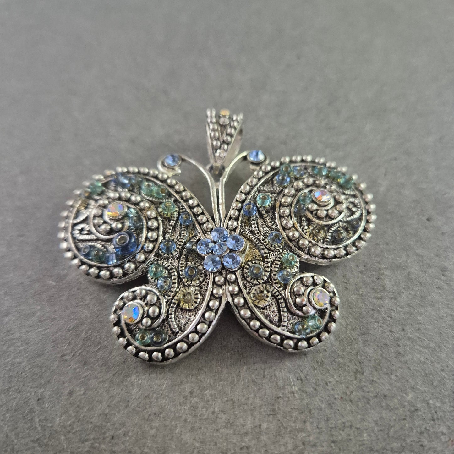 Schmetterlings-Brosche im Vintage-Stil – Silberfarben mit Glitzersteinen