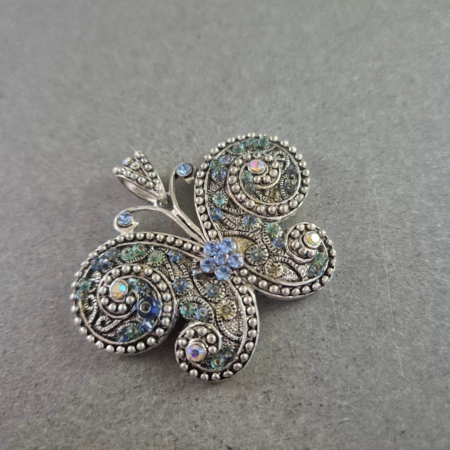 Schmetterlings-Brosche im Vintage-Stil – Silberfarben mit Glitzersteinen