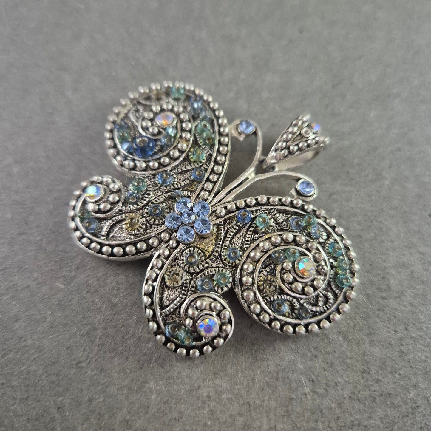 Schmetterlings-Brosche im Vintage-Stil – Silberfarben mit Glitzersteinen