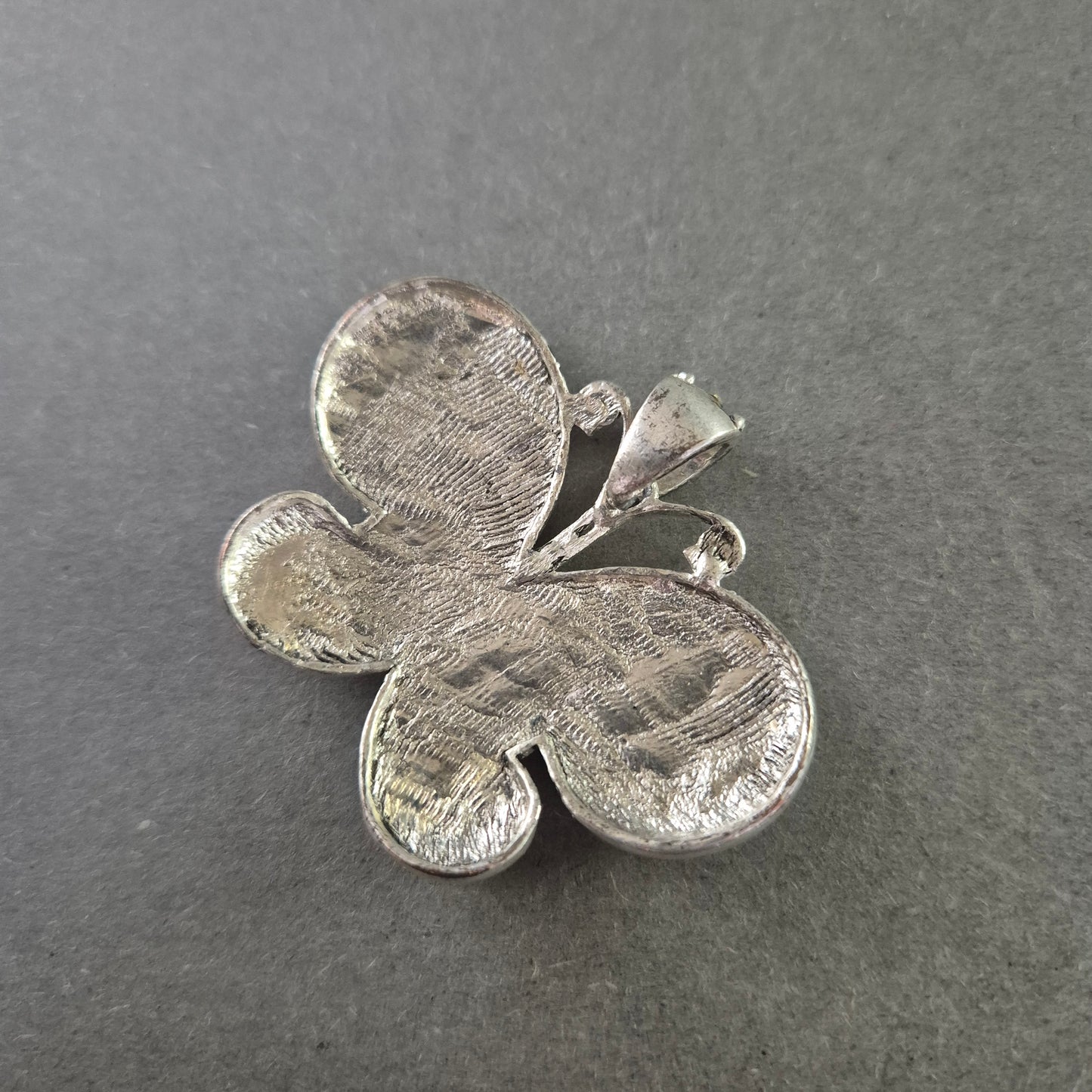 Schmetterlings-Brosche im Vintage-Stil – Silberfarben mit Glitzersteinen