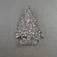 Weihnachtsbrosche in Tannenbaumform – Silberfarben mit Reliefdekor
