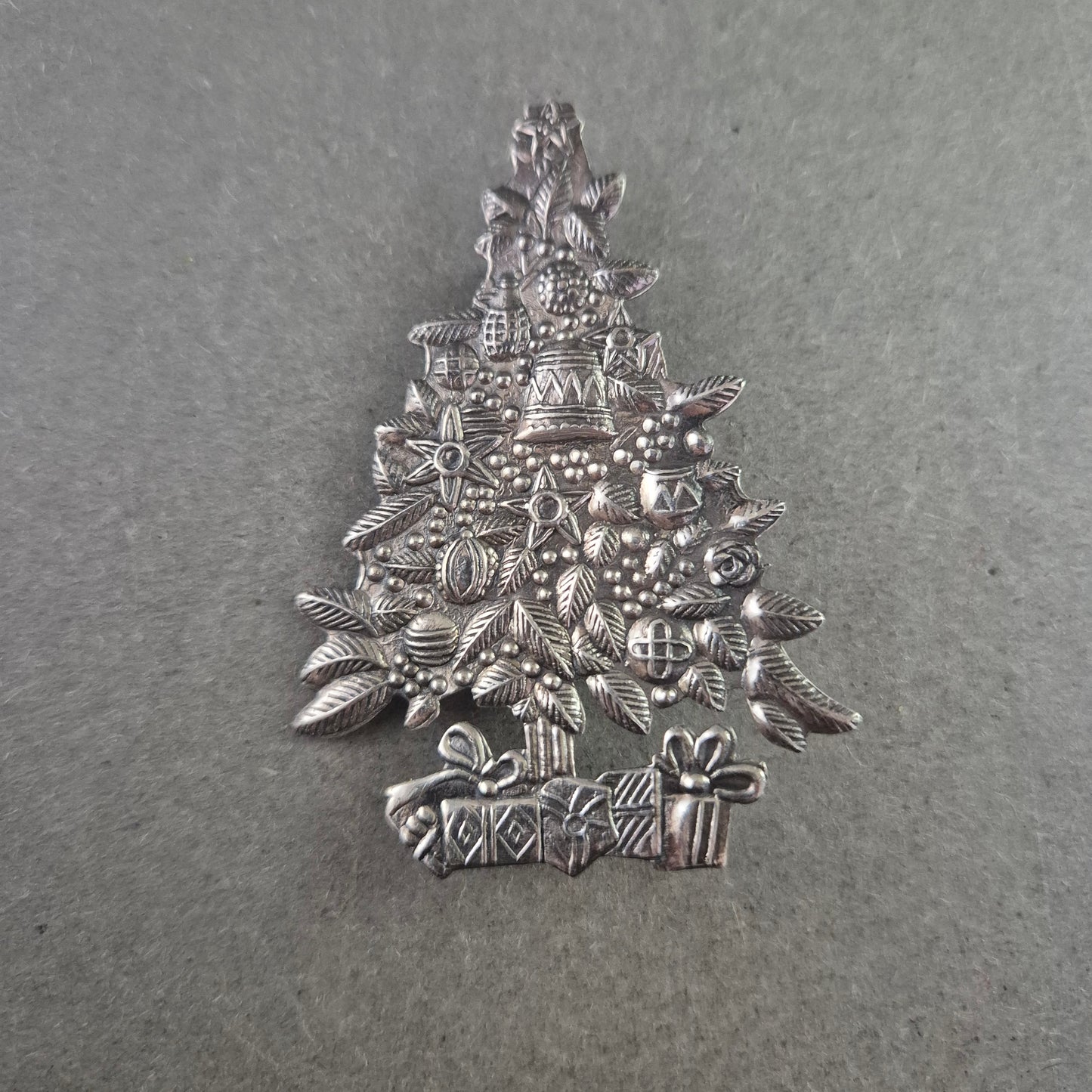 Weihnachtsbrosche in Tannenbaumform – Silberfarben mit Reliefdekor
