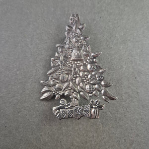 Weihnachtsbrosche in Tannenbaumform – Silberfarben mit Reliefdekor