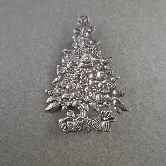 Weihnachtsbrosche in Tannenbaumform – Silberfarben mit Reliefdekor
