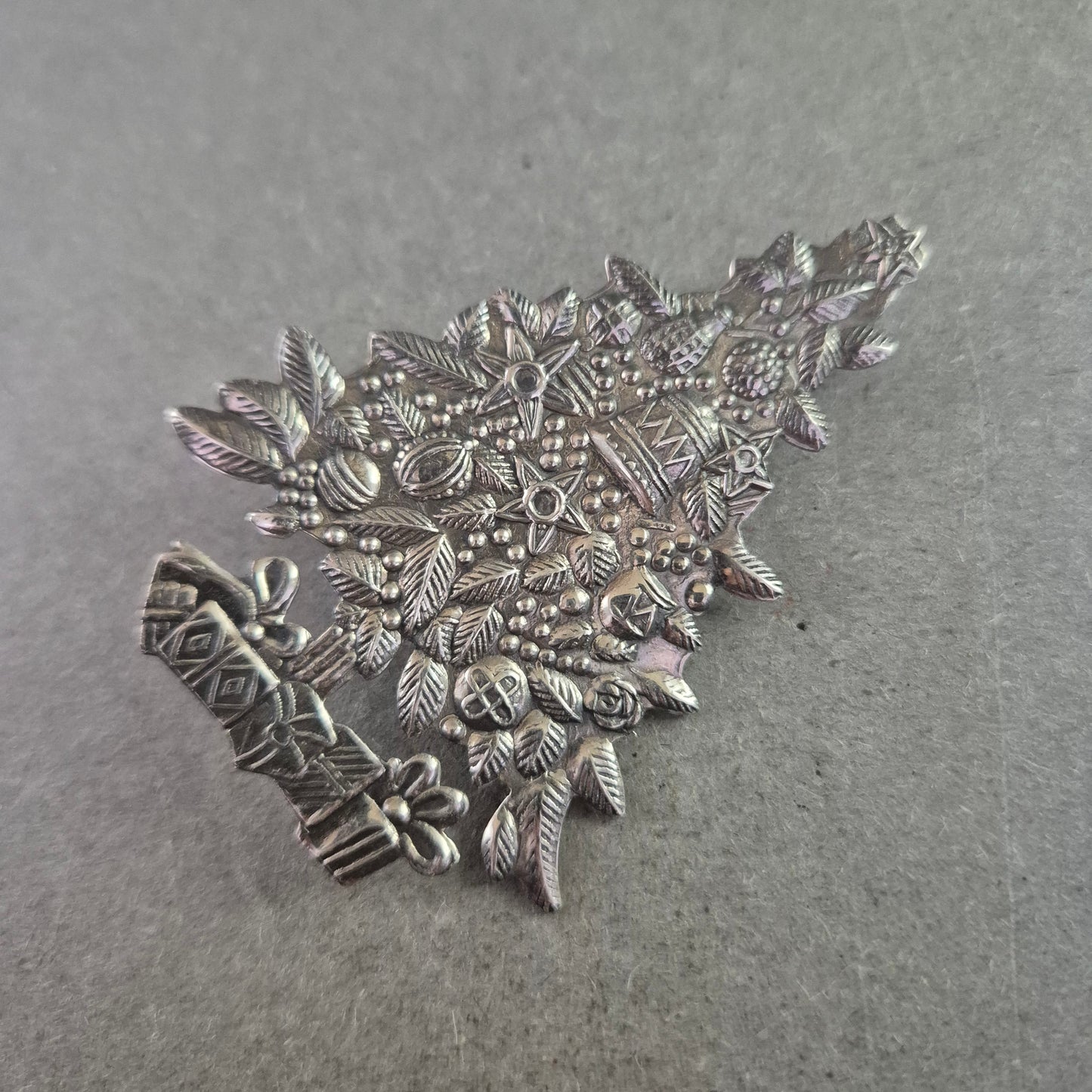 Weihnachtsbrosche in Tannenbaumform – Silberfarben mit Reliefdekor