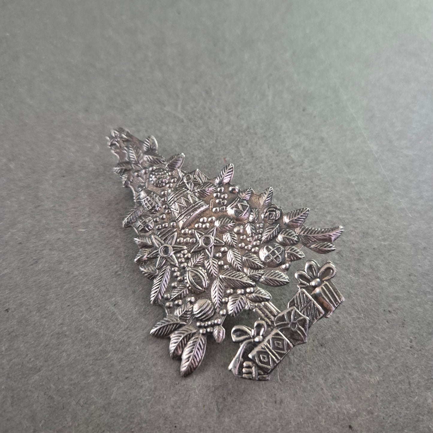 Weihnachtsbrosche in Tannenbaumform – Silberfarben mit Reliefdekor