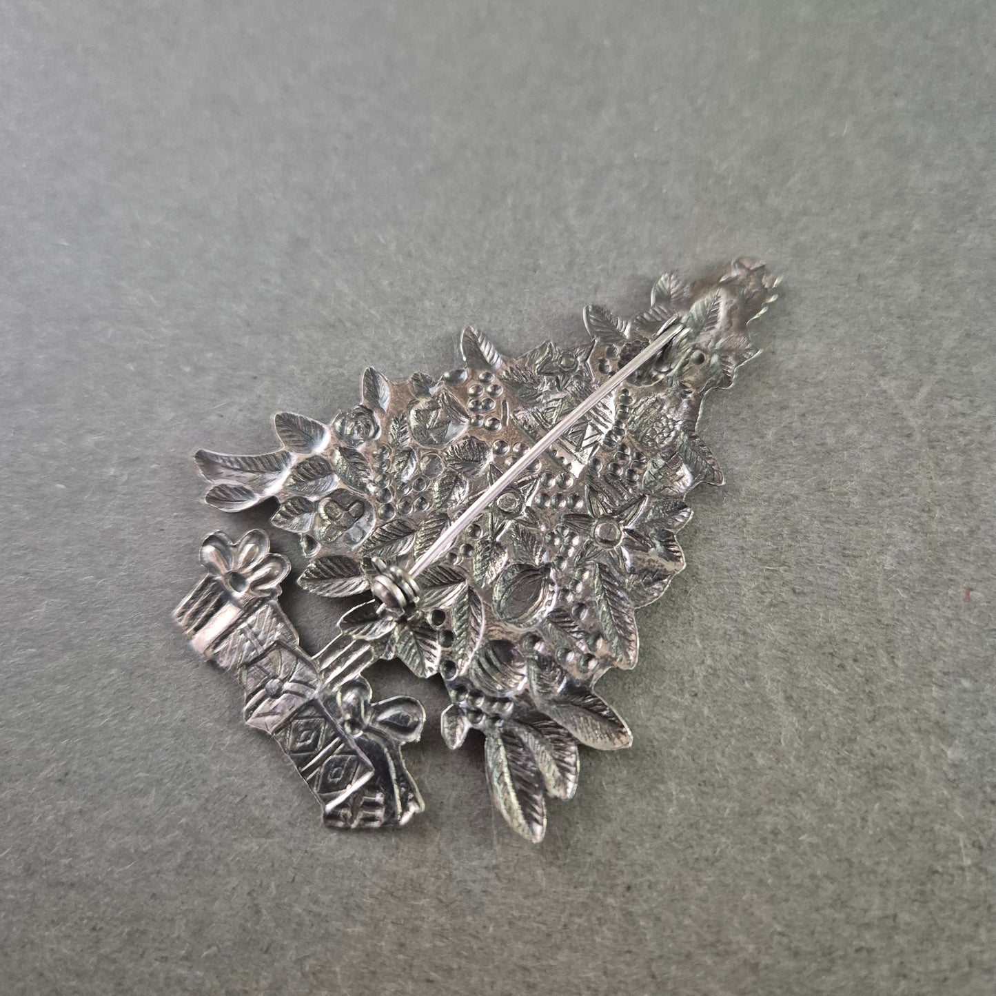 Weihnachtsbrosche in Tannenbaumform – Silberfarben mit Reliefdekor