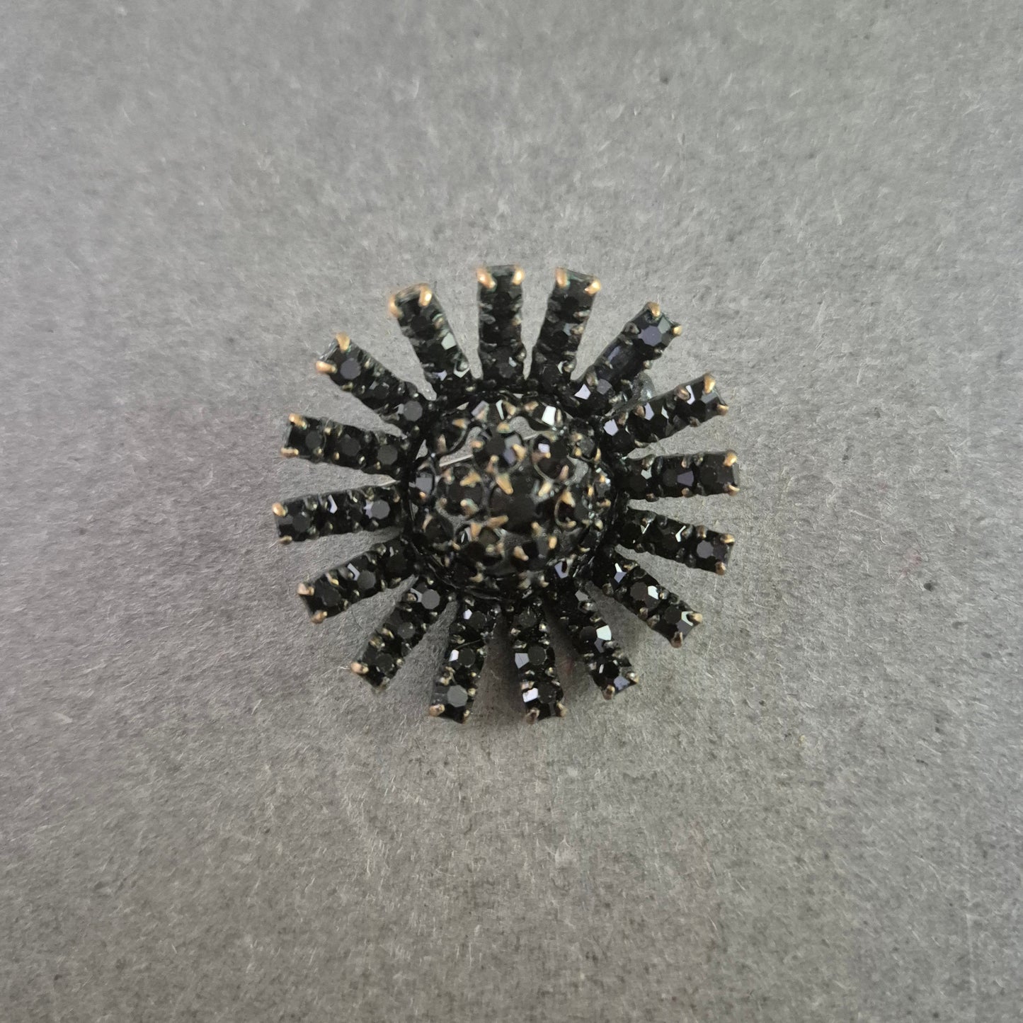 Schwarze Vintage-Brosche im Sonnenstrahl-Design – Funkelnder Strass