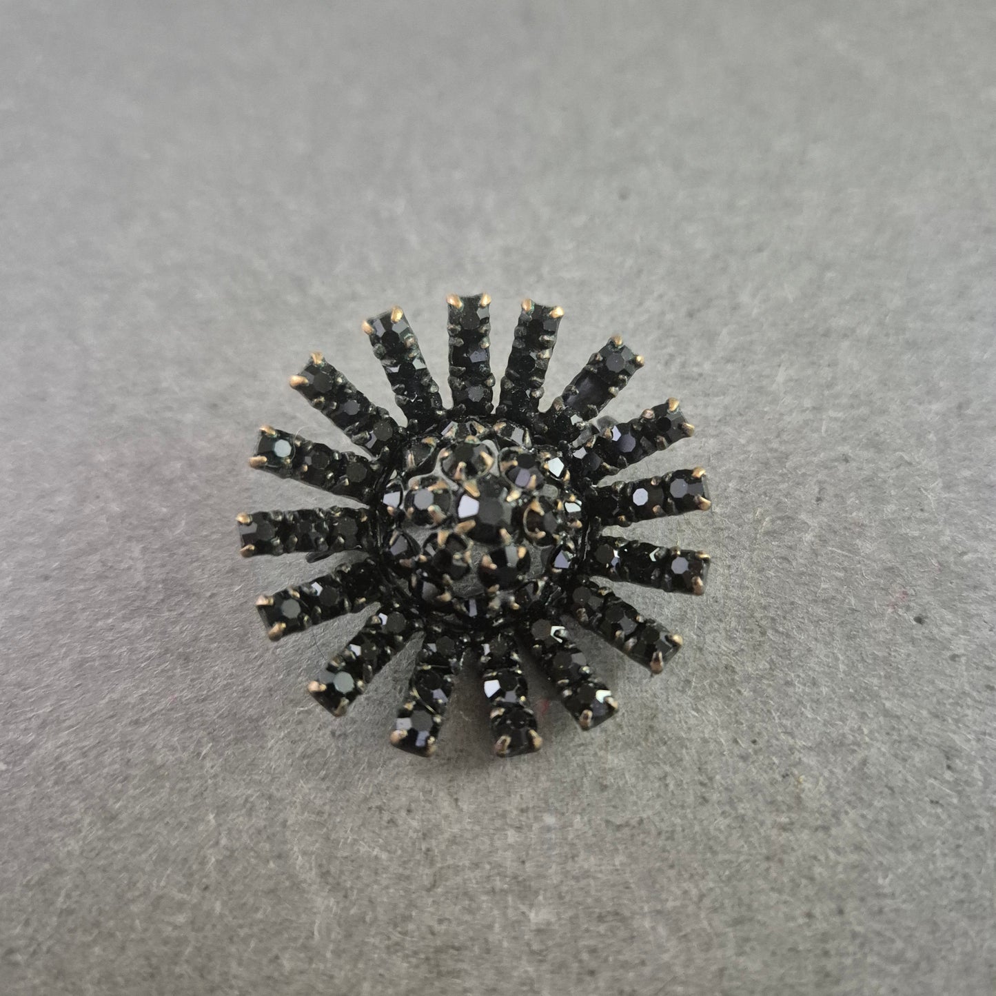 Schwarze Vintage-Brosche im Sonnenstrahl-Design – Funkelnder Strass