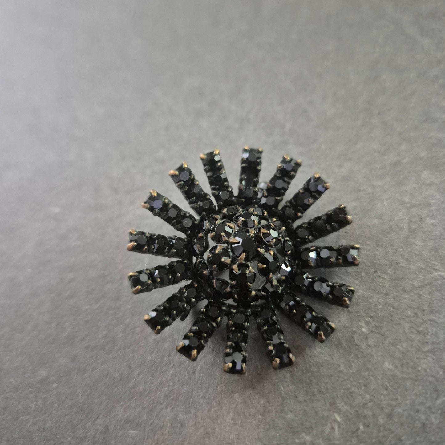Schwarze Vintage-Brosche im Sonnenstrahl-Design – Funkelnder Strass