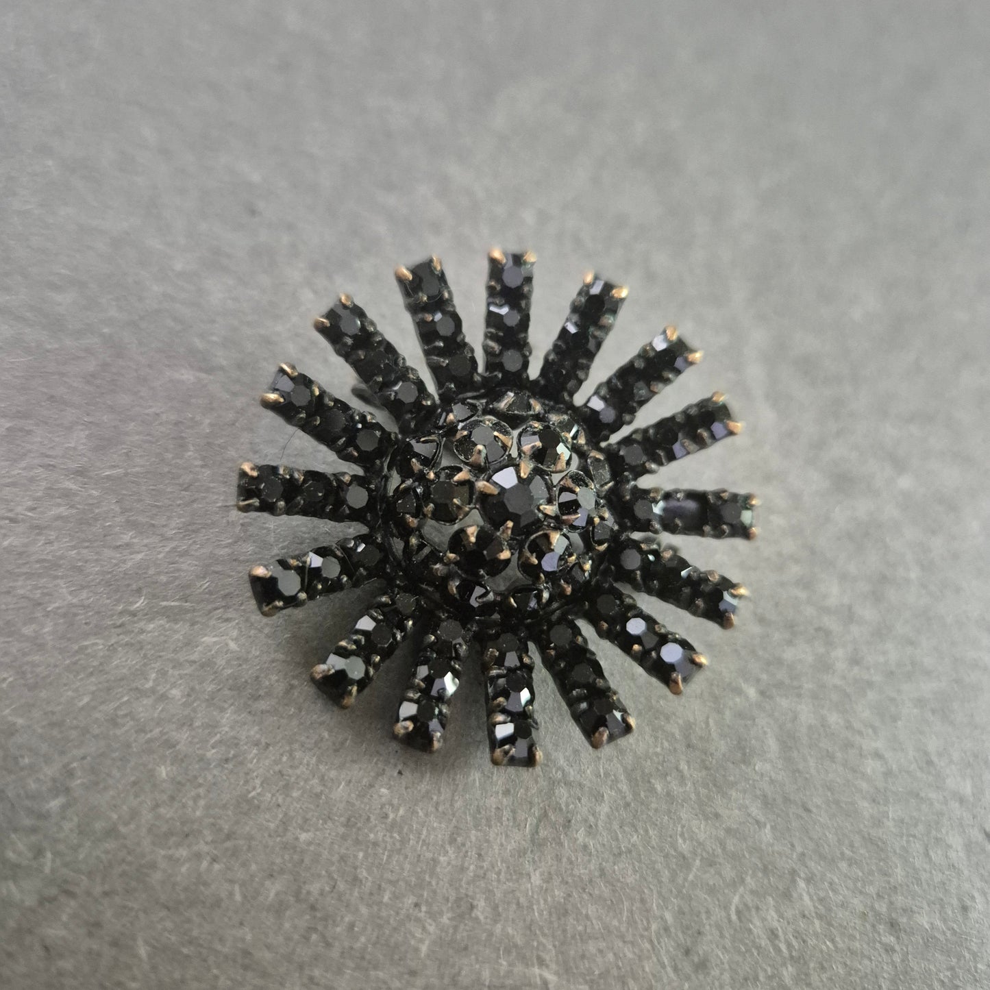 Schwarze Vintage-Brosche im Sonnenstrahl-Design – Funkelnder Strass