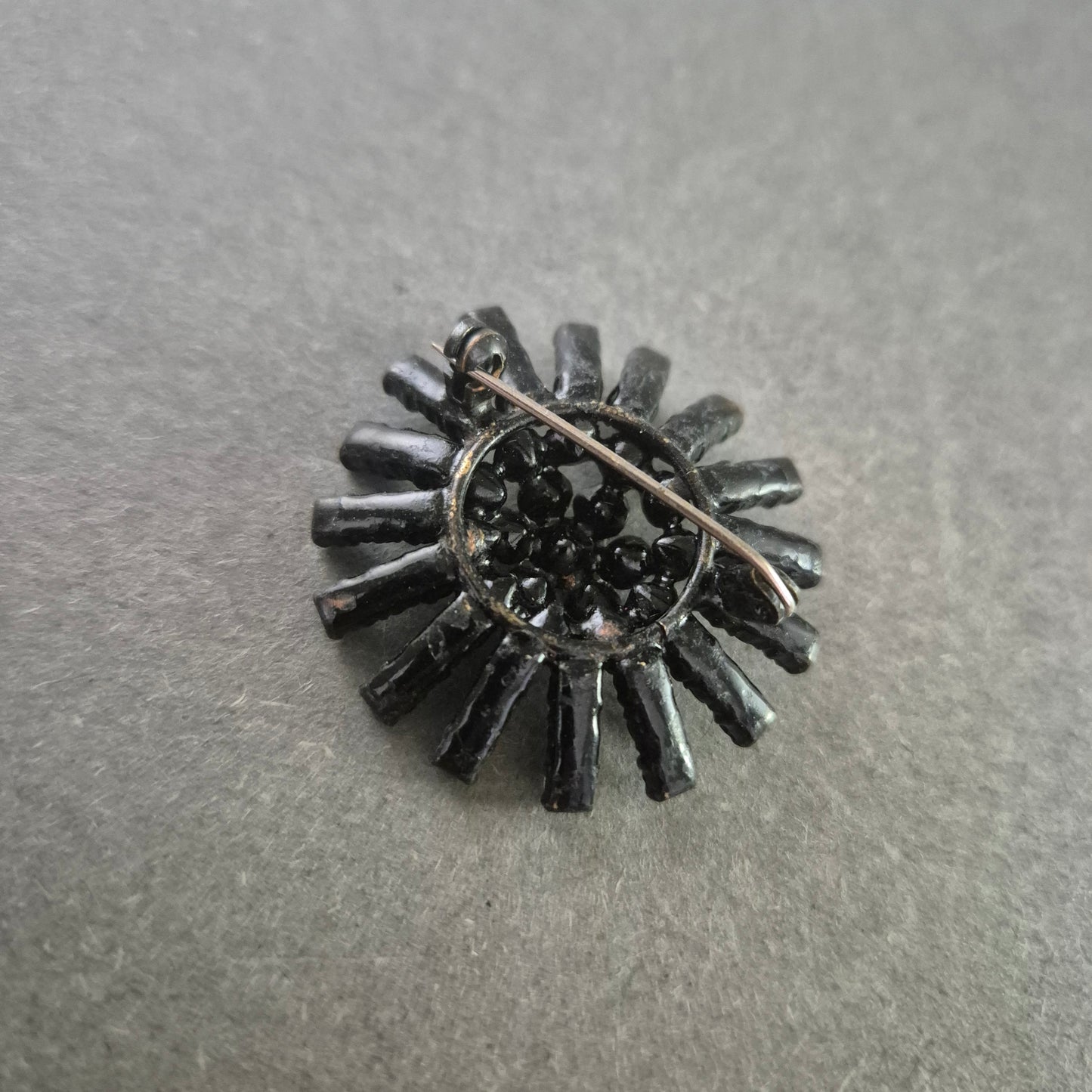 Schwarze Vintage-Brosche im Sonnenstrahl-Design – Funkelnder Strass