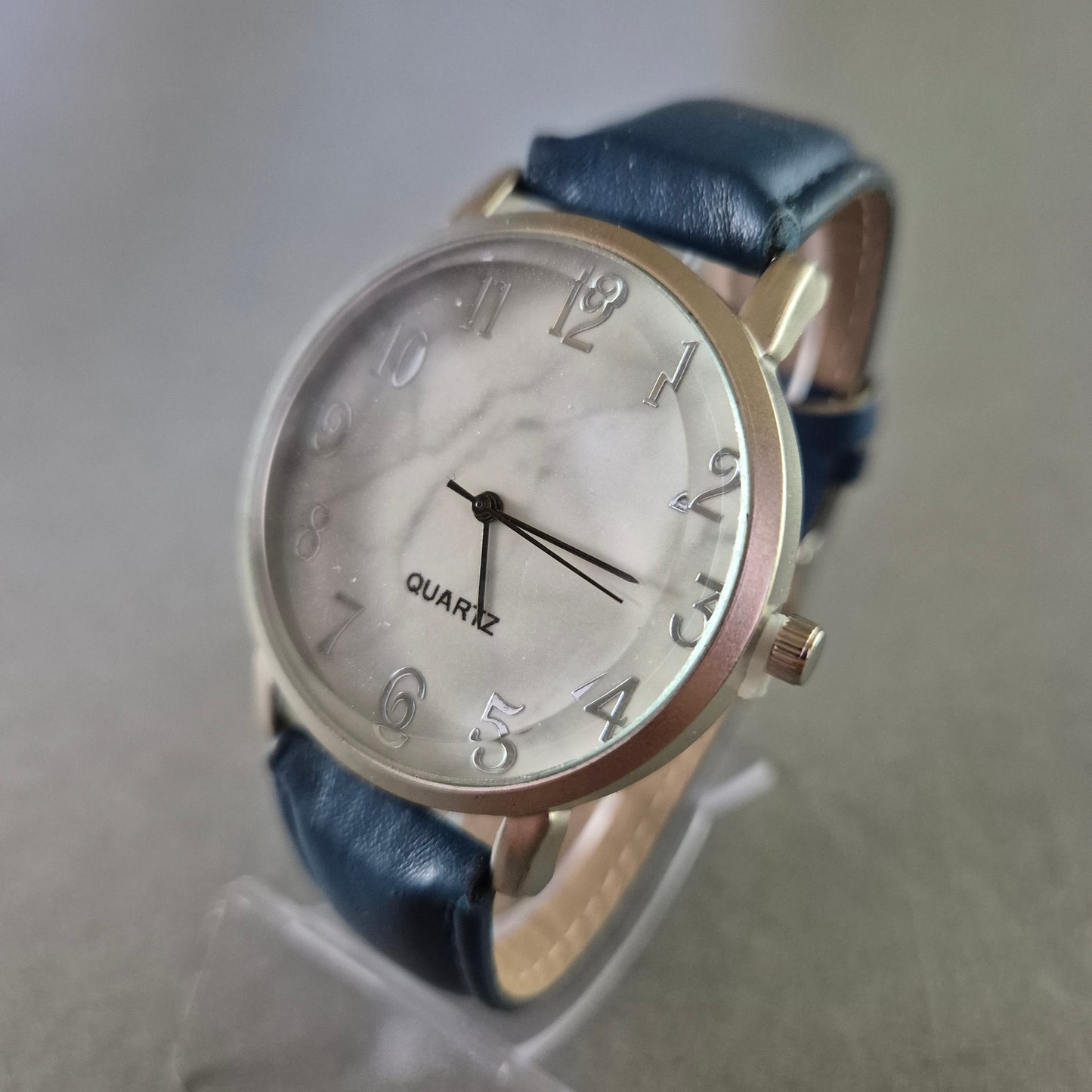 Stilvolle LK Quarzuhr mit blauem Armband – Modern und gut lesbar