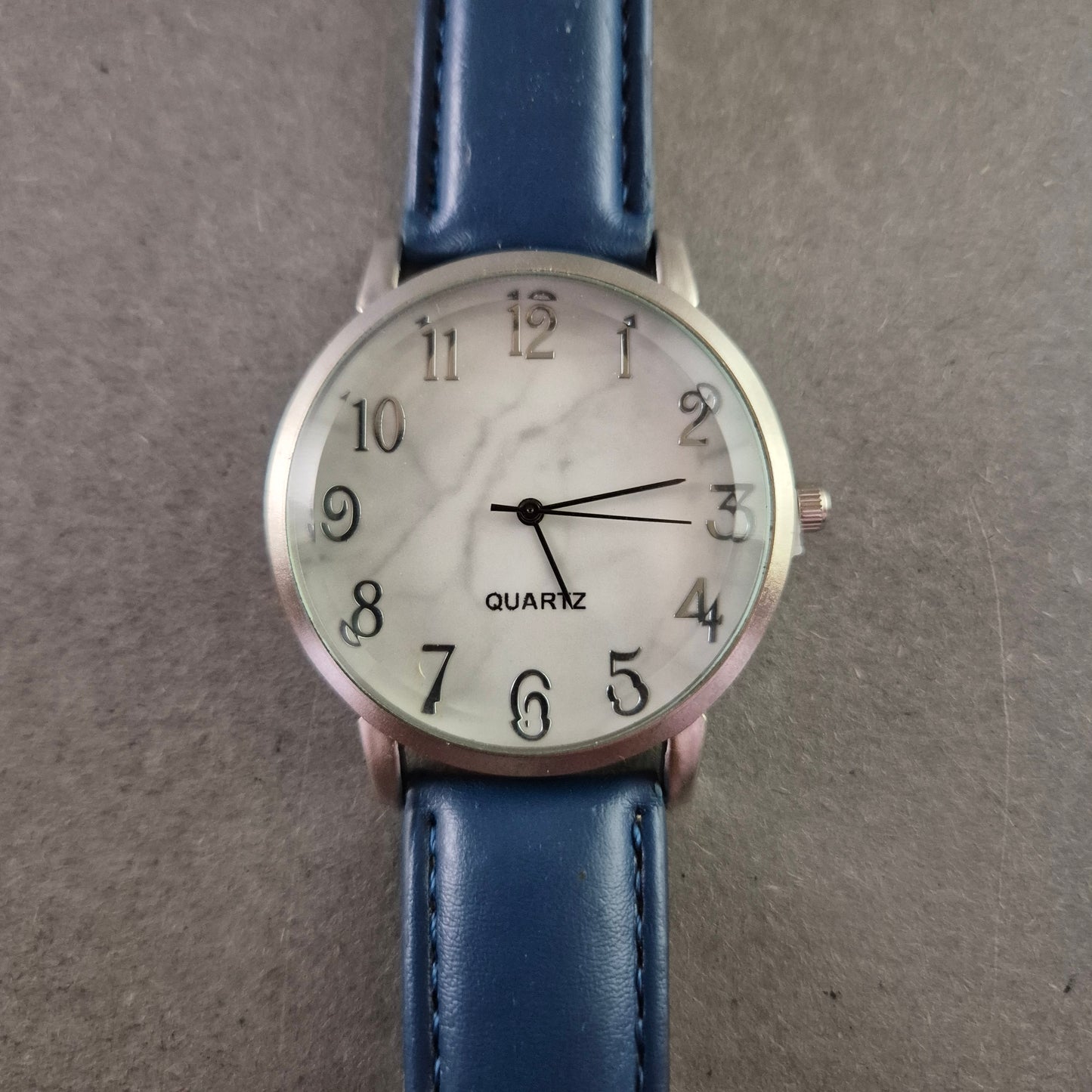 Stilvolle LK Quarzuhr mit blauem Armband – Modern und gut lesbar