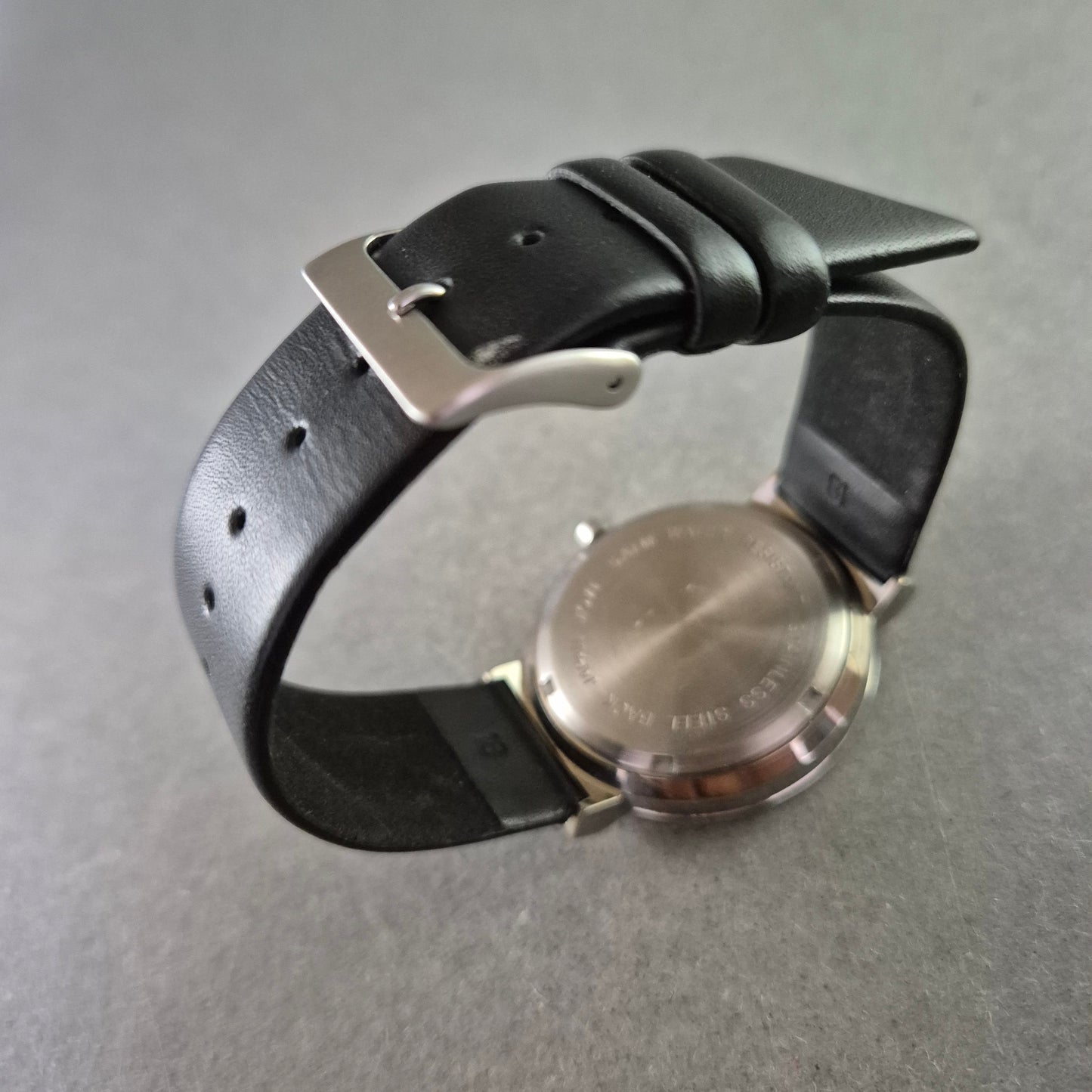 Moderne Vaillant Herrenarmbanduhr – Schlichte Eleganz in Silber
