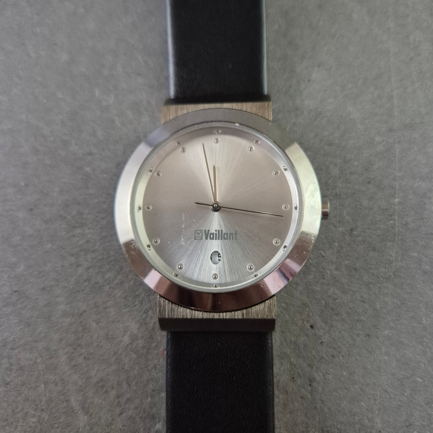 Moderne Vaillant Herrenarmbanduhr – Schlichte Eleganz in Silber