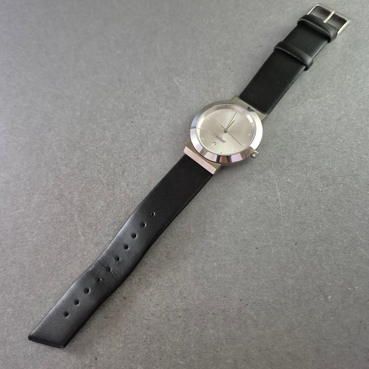 Moderne Vaillant Herrenarmbanduhr – Schlichte Eleganz in Silber