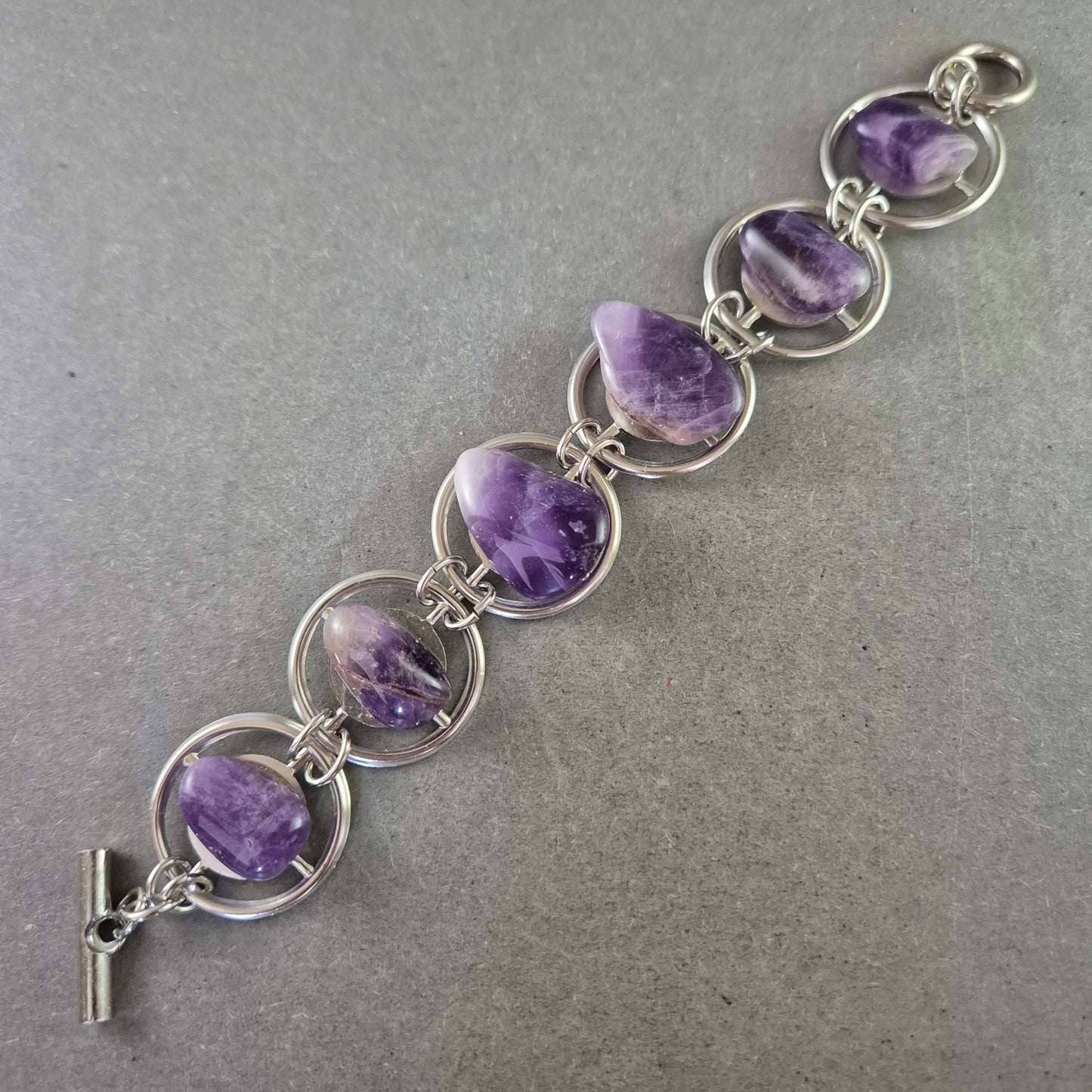 Exquisites Armband mit Amethyst-Steinen – Handgefertigter Edelstein-Look