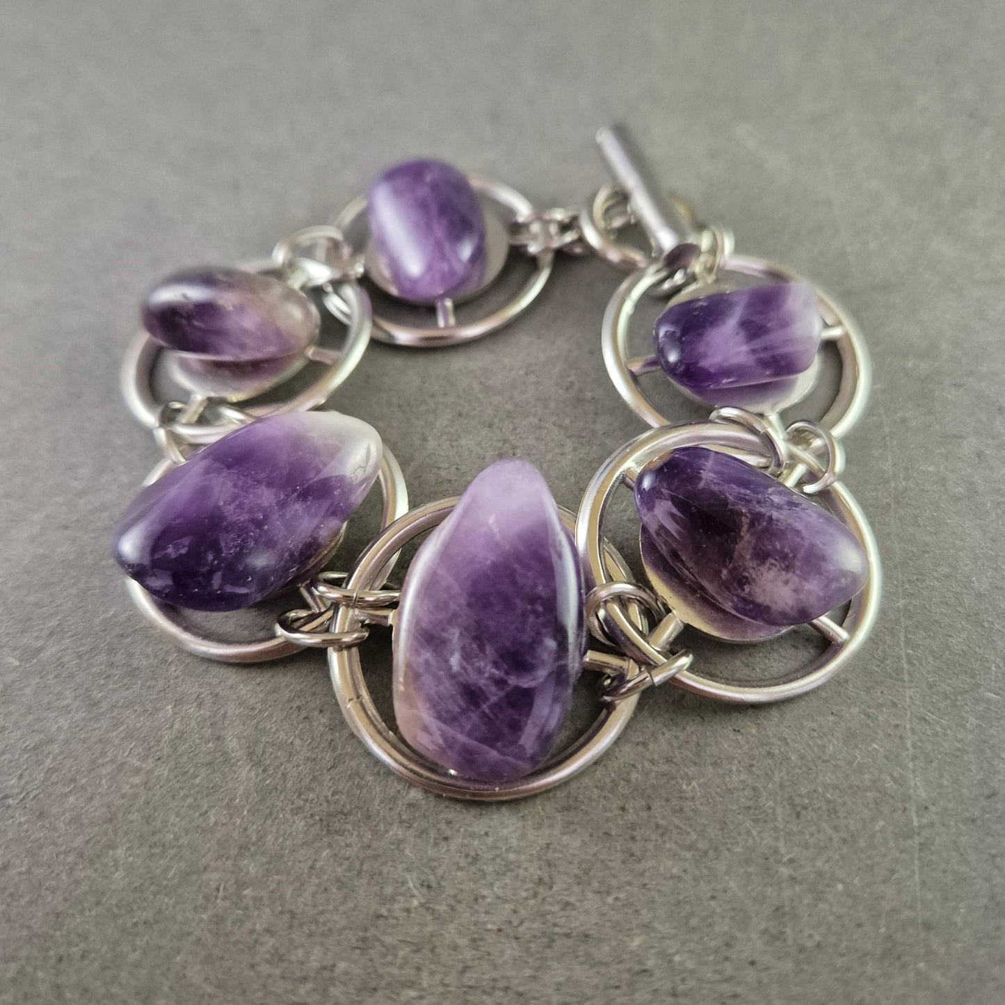 Exquisites Armband mit Amethyst-Steinen – Handgefertigter Edelstein-Look