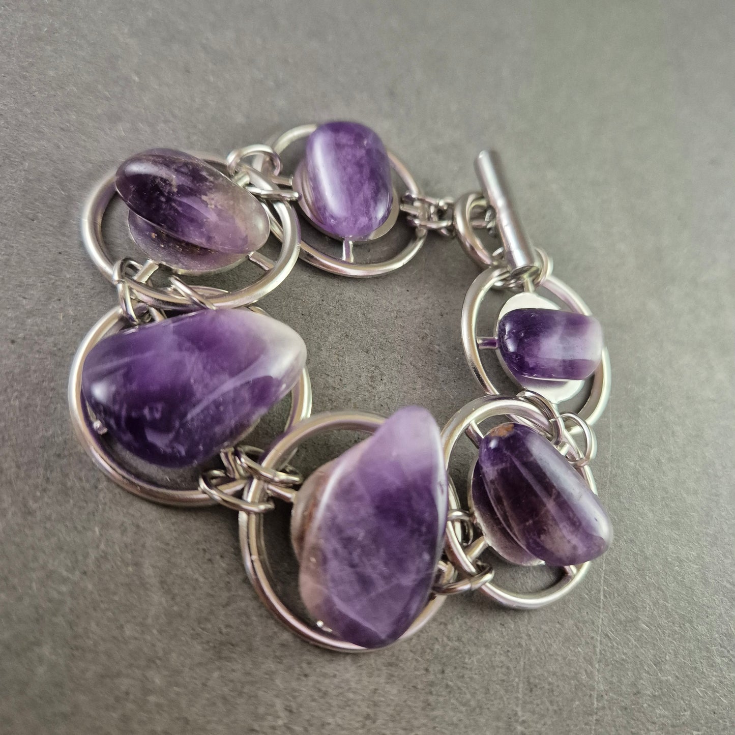 Exquisites Armband mit Amethyst-Steinen – Handgefertigter Edelstein-Look