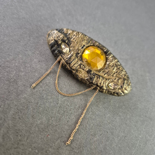 Vintage Brosche mit Bernsteinfarbenem Stein – Antiker Charme mit Kettendetail