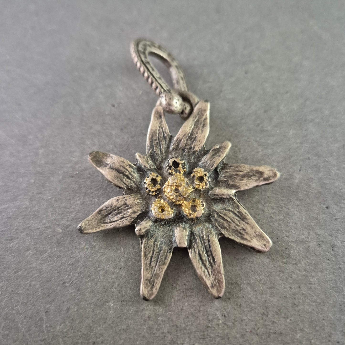 Silberner Edelweiß-Anhänger – Alpenromantik in floraler Form