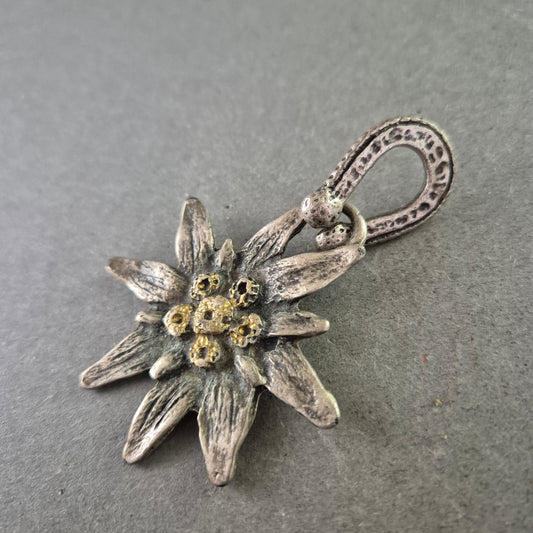Silberner Edelweiß-Anhänger – Alpenromantik in floraler Form