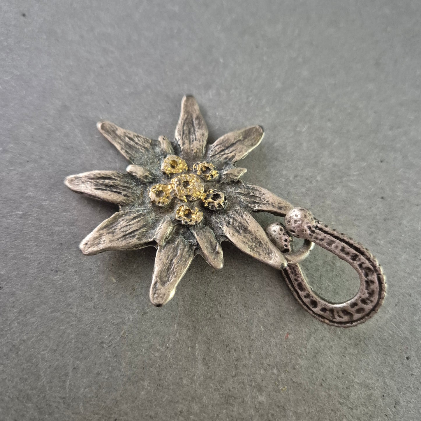 Silberner Edelweiß-Anhänger – Alpenromantik in floraler Form