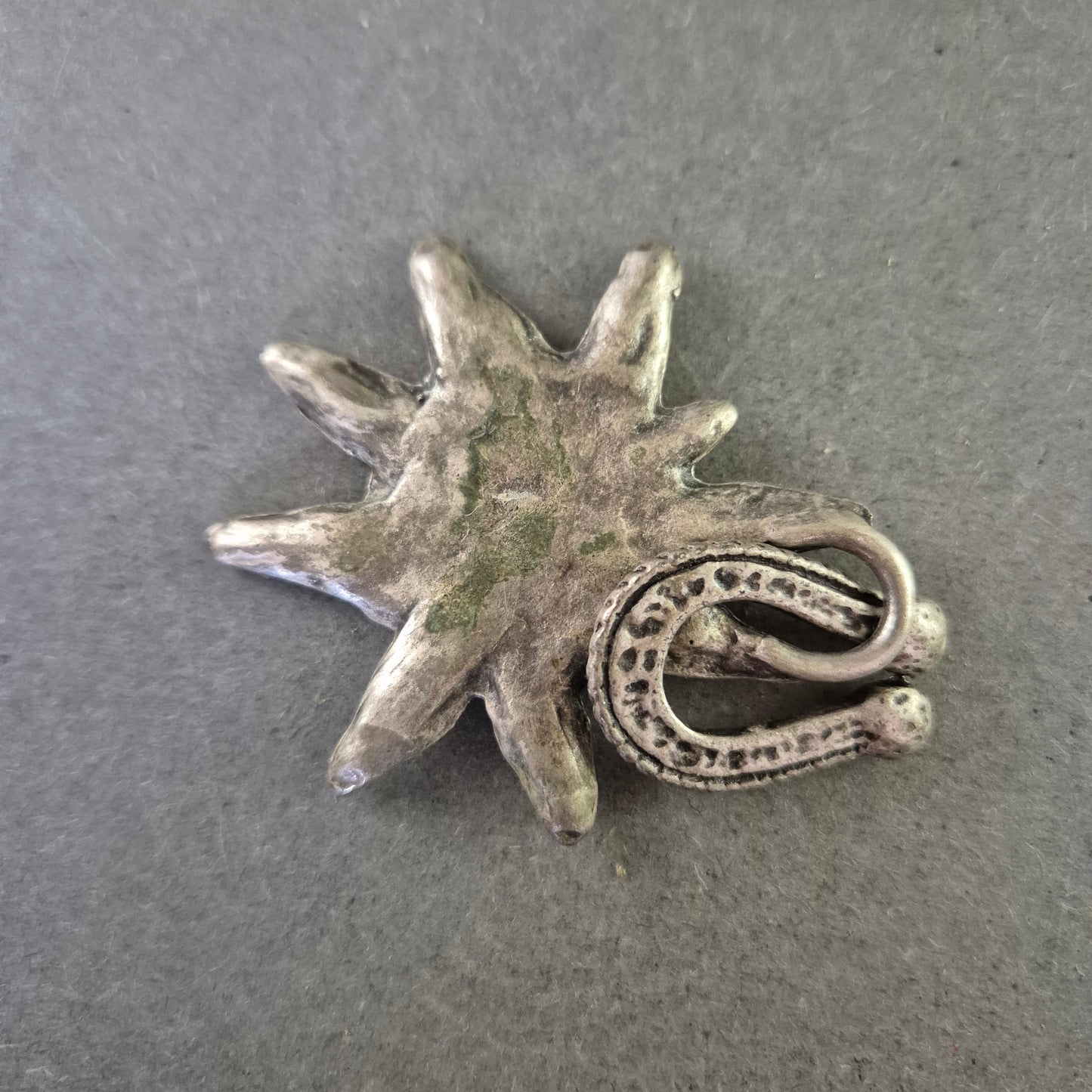 Silberner Edelweiß-Anhänger – Alpenromantik in floraler Form