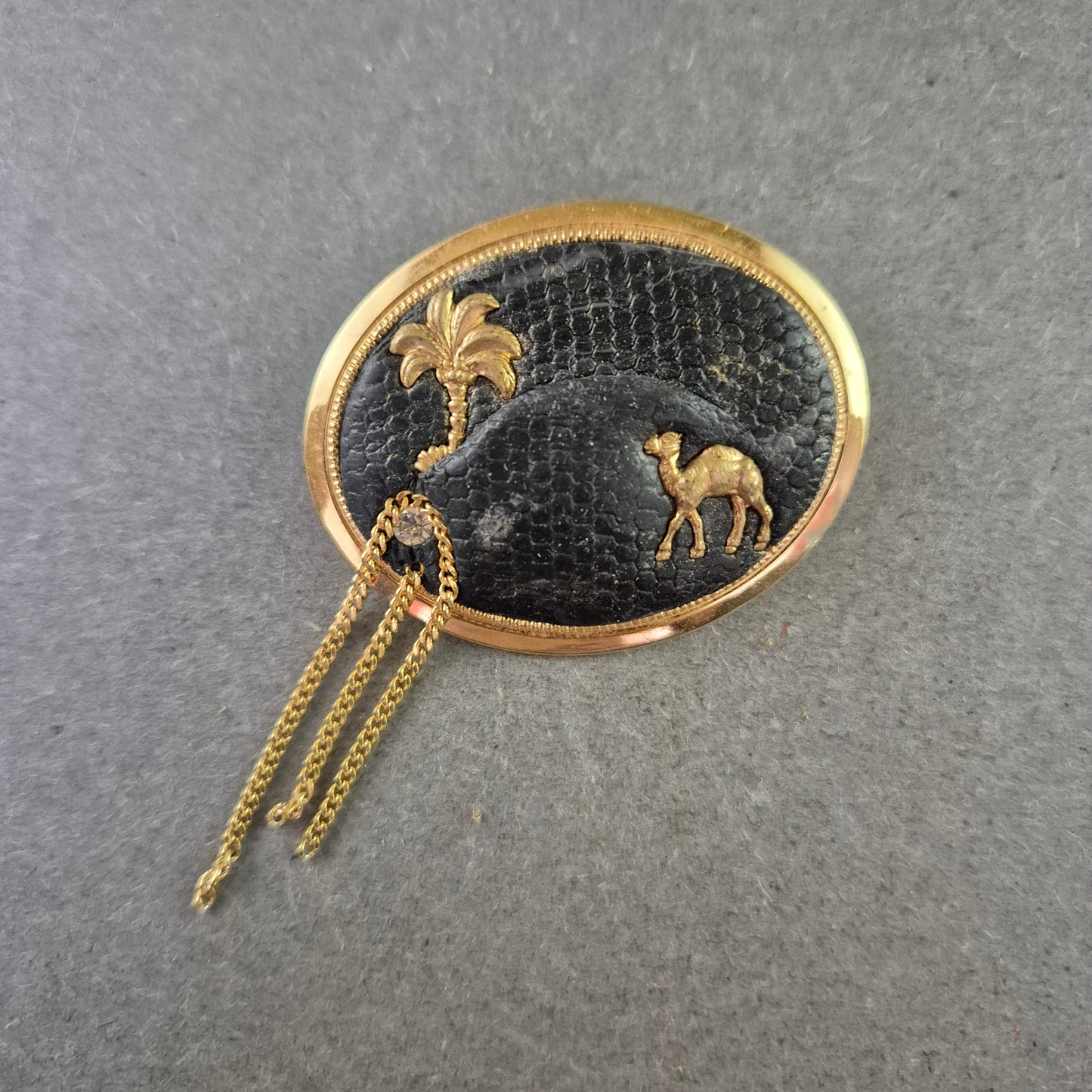 Vintage Brosche mit Kamel und Palme – Exotischer Wüsten-Look