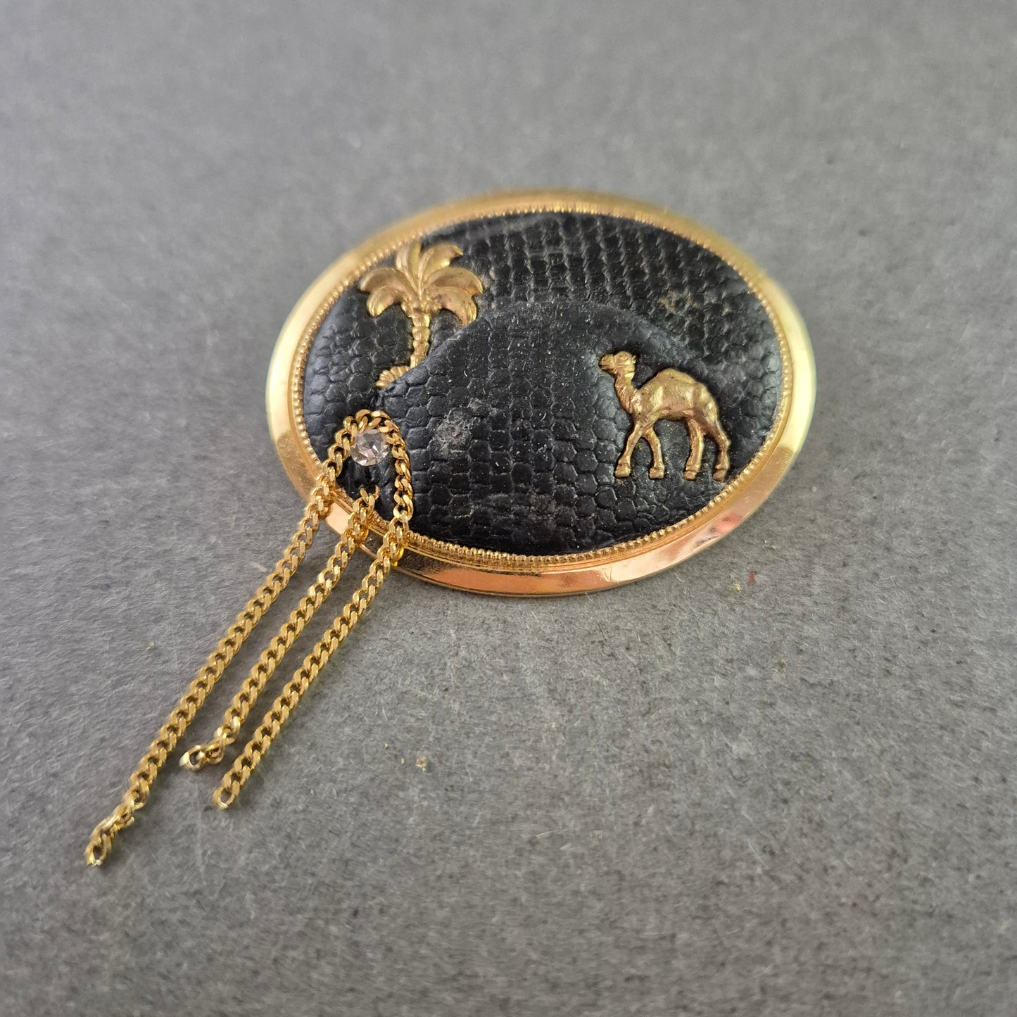 Vintage Brosche mit Kamel und Palme – Exotischer Wüsten-Look