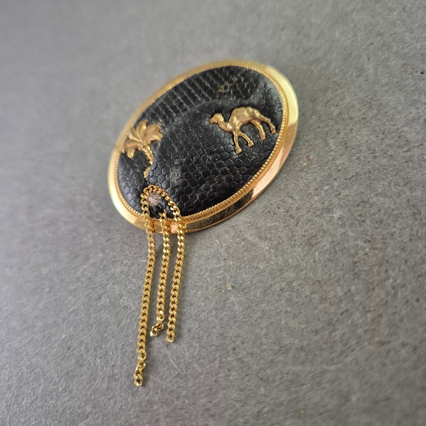 Vintage Brosche mit Kamel und Palme – Exotischer Wüsten-Look