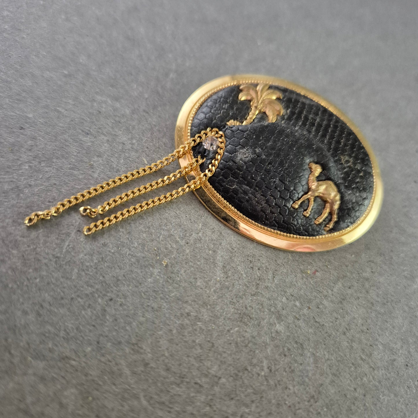 Vintage Brosche mit Kamel und Palme – Exotischer Wüsten-Look