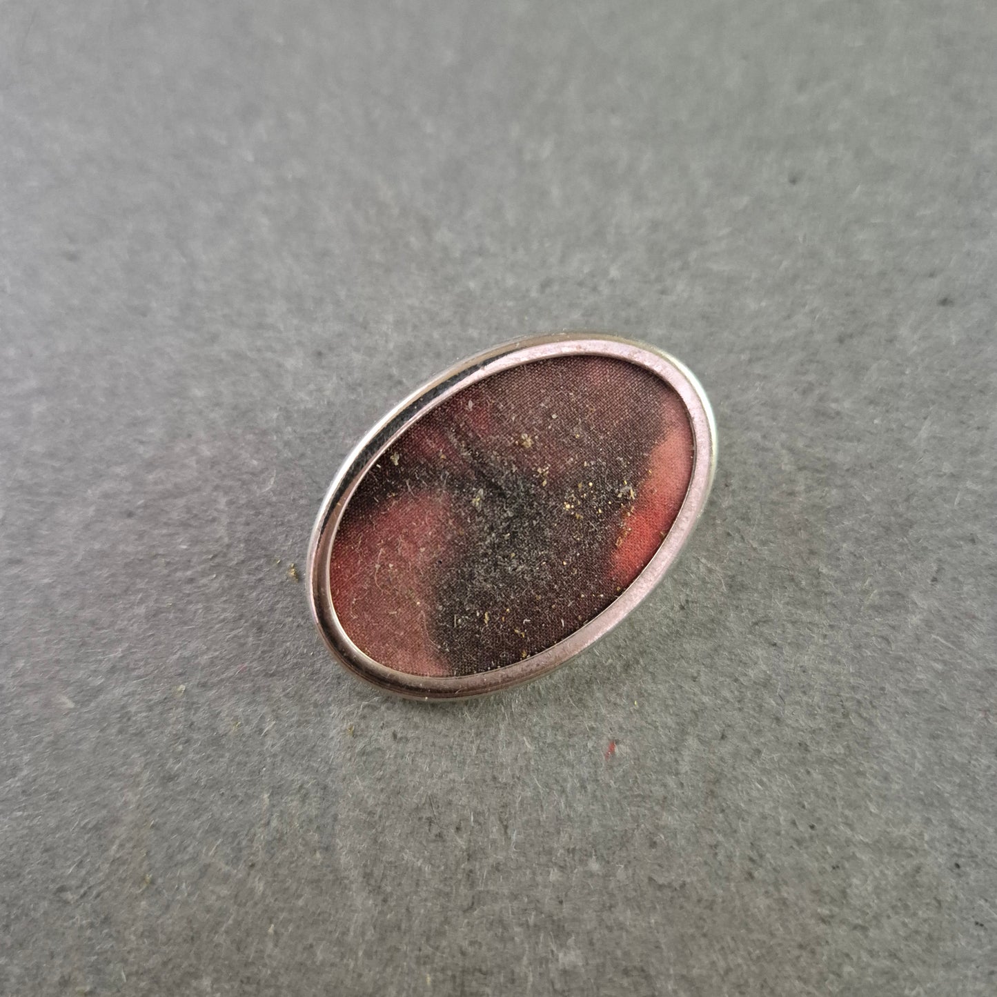 Brooch mit Vintage-Motiv in ovaler Form – Nostalgischer Charme in Metallrahmen