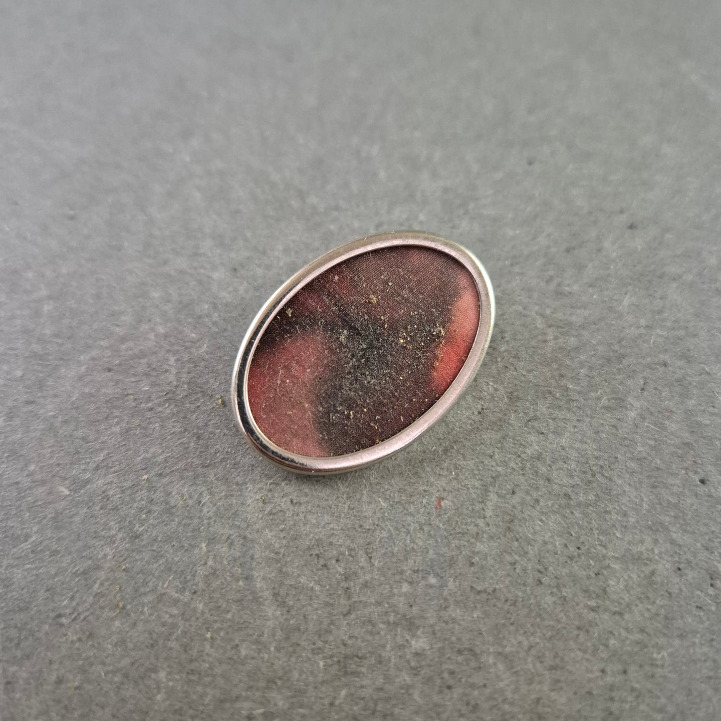 Brooch mit Vintage-Motiv in ovaler Form – Nostalgischer Charme in Metallrahmen