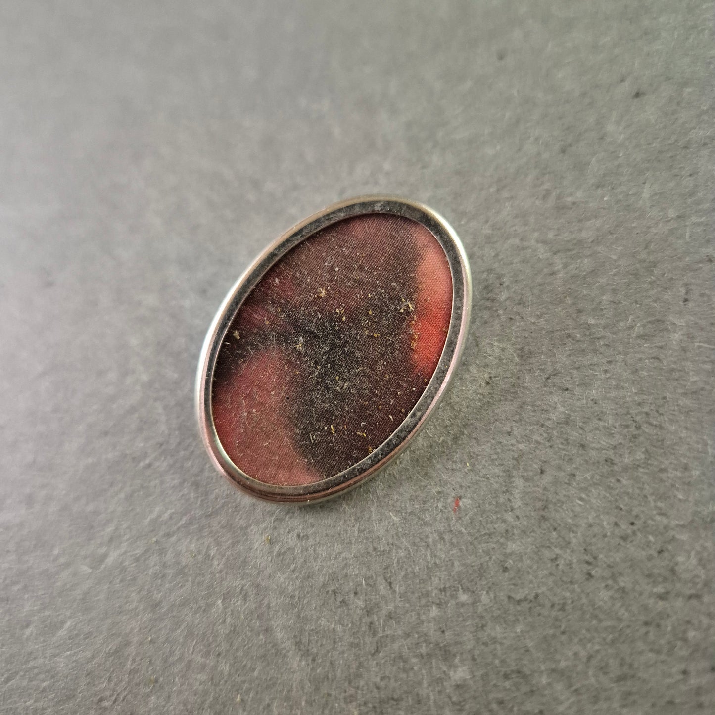 Brooch mit Vintage-Motiv in ovaler Form – Nostalgischer Charme in Metallrahmen