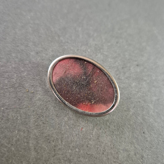 Brooch mit Vintage-Motiv in ovaler Form – Nostalgischer Charme in Metallrahmen