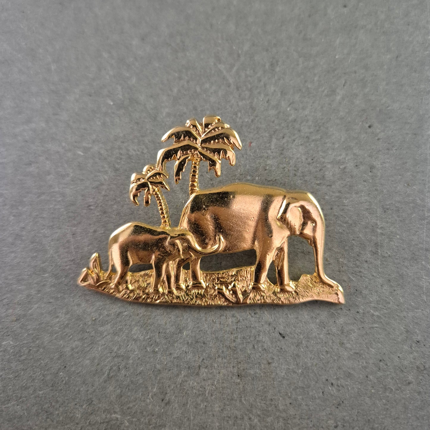 Elegante goldfarbene Brosche mit Elefantenmotiv – Exotisches Design