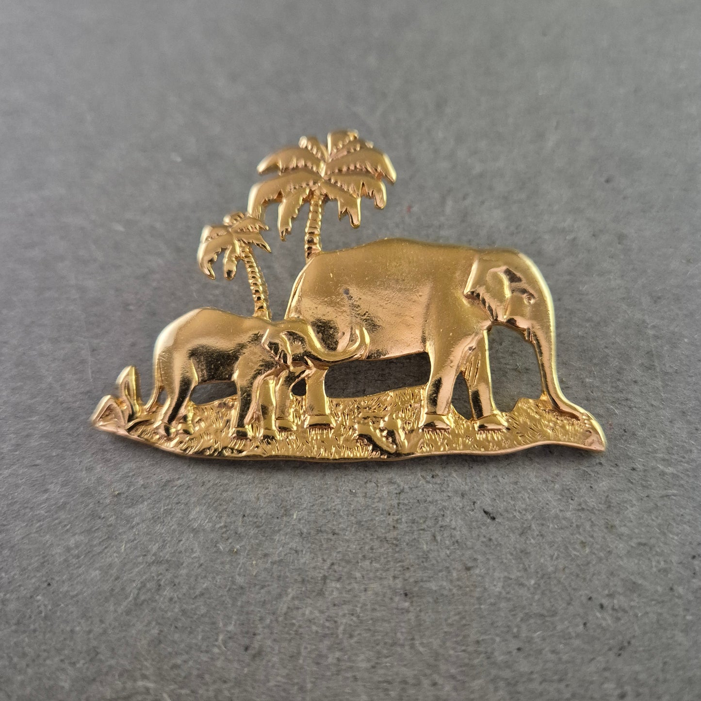 Elegante goldfarbene Brosche mit Elefantenmotiv – Exotisches Design
