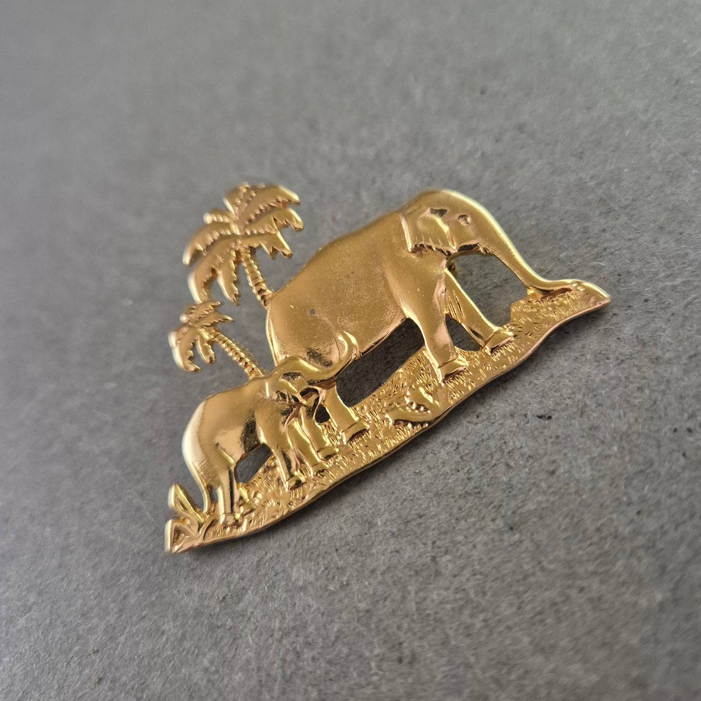 Elegante goldfarbene Brosche mit Elefantenmotiv – Exotisches Design