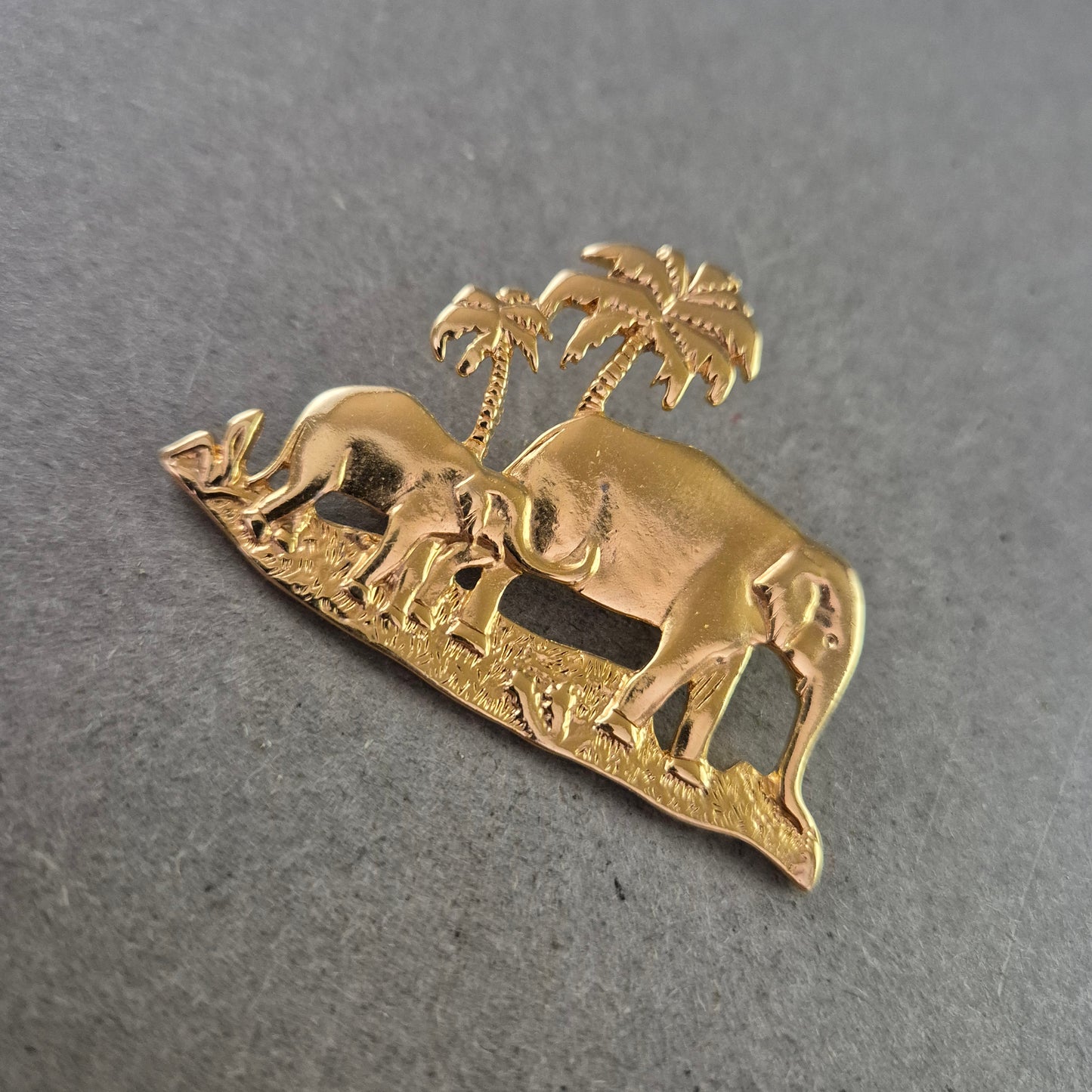 Elegante goldfarbene Brosche mit Elefantenmotiv – Exotisches Design