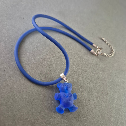 Verspielte Kinder-Halskette mit Bärchen-Anhänger – Blaues Gummiband