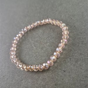 Elegantes Glasperlenarmband – Zart schimmerndes Accessoire